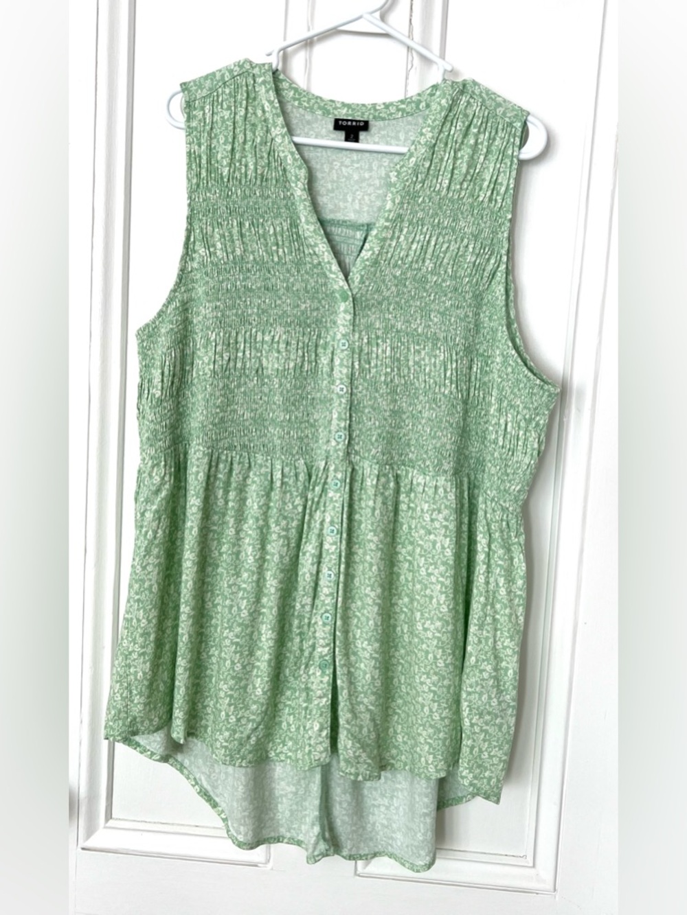 NWOT Torrid Sz 2 Light Green Floral Rayon Slub Smocked Sleeveless Button-Up